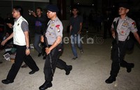 6 Orang ini dikawal oleh 2 orang brimob yang dilengkapi dengan senjata laras panjang.