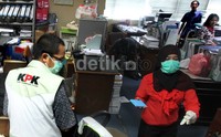 Penyidik KPK ternyata hari ini juga menggeledah beberapa tempat terkait penanganan kasus suap di lingkungan SKK Migas dan kementerian ESDM dengan tersangka Waryono Karno. Penyidik juga melakukan penggeledahan di sekretariat fraksi Golkar di DPR dan rumah staf Sutan Bhatoegana, Irianto Muhyi.