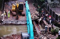 Bagian jalan yang ambles telah dibongkar untuk memberi akses bagi air yang menggenang serta mengantisipasi kondisi ambles yang lebih parah.