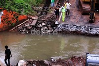 Rencananya, ruas jalan yang dibongkar tersebut akan dipasangi gorong-gorong berbentuk boks untuk mengalirkan air yang menggenang.
