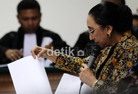 Hakim MK Maria Farida bersaksi di persidangan kasus suap sengketa Pilkada Gunung Mas. Dia menyatakan hakim panel bisa berkomunikasi di luar persidangan. Lamhot Aritonang/detikFoto.
