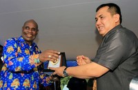 Helmy juga menyerahkan bantuan jalan poros desa. (dok. PDT)