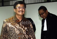 Rudi meninggalkan ruang sidang setelah sidangnya ditunda oleh Majelis Hakim. Lamhot Aritonang/detikFoto.