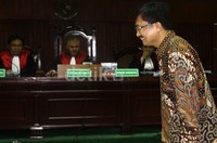 Sedianya saudara (Rudi dan Deviardi) sidang hari ini. Namun karena masih ada sidang (Hambalang) yang saksinya dari Bandung (Nazaruddin). Kami sudah konsultasikan ke jaksa penuntut umum dan penasihat hukum sidang saudara terdakwa ditunda, kata Ketua Hakim Amin Ismanto, di sidang terdakwa Rudi-Deviardi, di Pengadilan Tipikor, Jakarta Selatan, Kamis (16/1). Lamhot Aritonang/detikFoto.