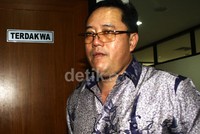     Budi dijerat dengan pasal 2 Ayat (1) jo Pasal 18 UU No 31 tahun 1999 tentang Pemberantasan Tindak Pidana Korupsi sebagaimana diubah dengan UU no 20 tahun 2001 jo Pasal 65 ayat 1 KUHP. Lamhot Aritonang/detikFoto.