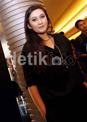 Nafa Urbach Bingung Dikejar-kejar Soal Zack Lee Vs Mario Lawalata