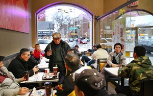 McDonalds New York City Usir Sekelompok Lansia Duduk Berlama-lama