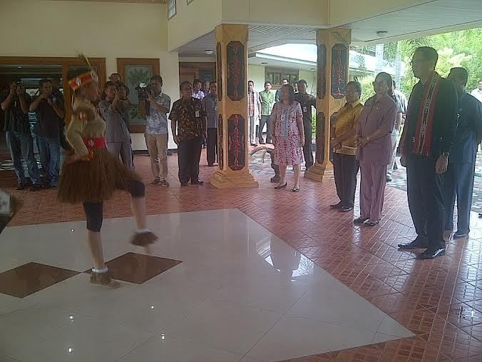 Datang ke Ambon, Gita Wirjawan Disambut Tarian Okulele