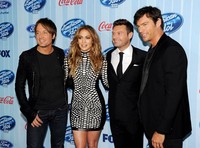 J-Lo berfoto bersama para juri lainnya seperti, Keith Urban, Harry Connick Jr., serta pembawa acara Ryan Seacrest. Kevin Winter/Getty Images/AFP.