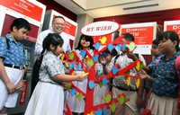 Direktur Compliance, Corporate Affairs & Legal CIMB Niaga L. Wulan Tumbelaka, saat menjelaskan progam Ayo Menabung & Berbagi kepada sejumlah anak Sekolah Dasar.