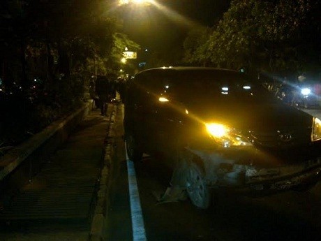 Seruduk Vixion hingga Ringsek, Pengemudi Avanza Melarikan Diri