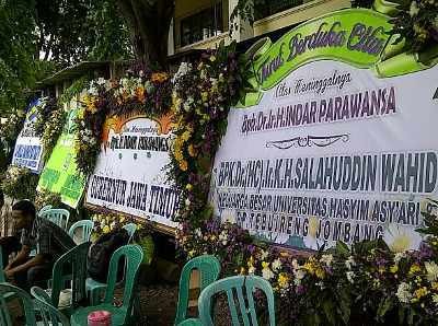 Karangan Bunga Duka Cita Suami Khofifah Indar Parawansa Berdatangan