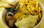 Lezatnya Mie Yamin Full Topping dan Jus Stroberi Leci