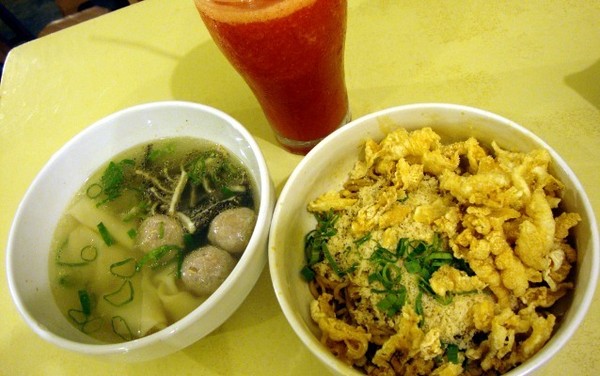 Lezatnya Mie Yamin Full Topping dan Jus Stroberi Leci