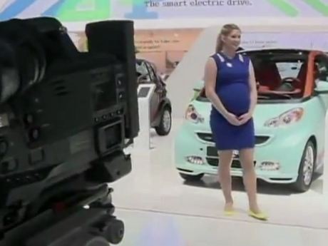 Wah, Wanita Hamil Jadi SPG di Pameran Mobil