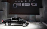 Mobil yang dikenal sebagai mobil pekerja ini hadir dengan sekujur tubuh yang terbuat dari bahan alumunium. Ford sengaja menghilangkan bahan baja tradisional pada tubuh F 150 model terbaru. AFP/Geoff Robins.