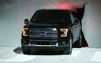 Ford F 150 muncul dari belakang layar saat peluncurannya di Detroit Motor Show. AFP/Geoff Robins.