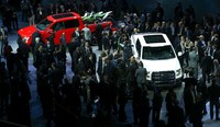 Pengunjung mengerubuti Ford F150 terbaru. Urusan jantung pacunya, dibekali mesin 2.7 liter V6 EcoBoost, sementara ada juga yang dibekali mesin 3.5 liter EcoBoost sebagai varian paling tinggi yang mampu memuntahkan tenaga 365 hp dan torsi 420 Nm. AFP/Geoff Robins.