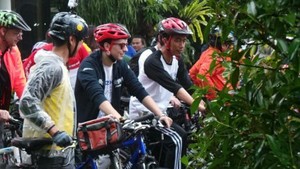 Diiringi Gerimis, Jokowi dan Lorenzo Tetap Gowes Bareng ke Balai Kota