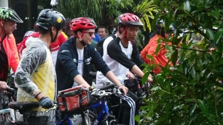 Tiba di Balai Kota, Jokowi dan Lorenzo Basah Kuyup