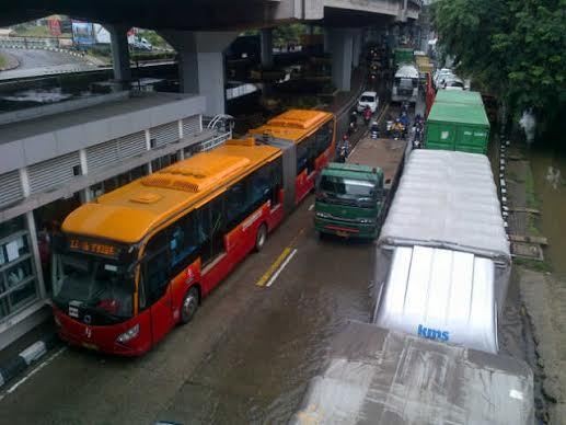Kelapa Gading-Plumpang Macet karena Banjir, Bus TransJ Tak Sampai Priok