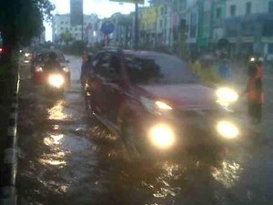 Ini Penampakan Banjir di Jalan Boulevard Kelapa Gading