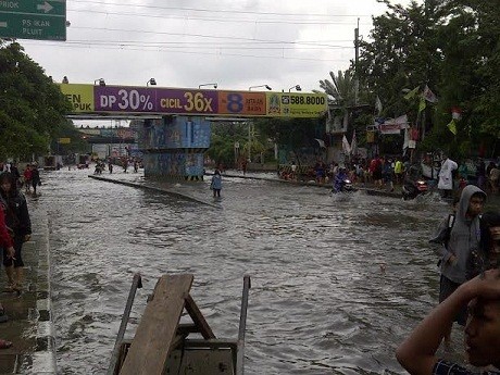 Jalan di Depan WTC Mangga Dua Tergenang Air 30 Cm