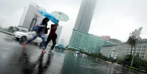 Hujan Sedang Hingga Lebat Diprediksi Guyur Jakarta Sepanjang Hari Ini