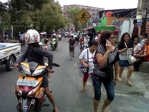 Pasca Banjir Beredar Isu Tsunami, Warga Manado Berhamburan ke Bukit