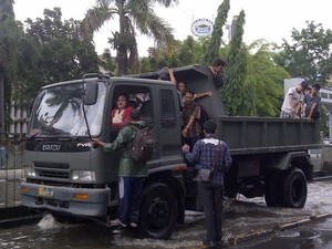 Jalan Gunung Sahari Terputus karena Banjir, Truk TNI Bantu Warga