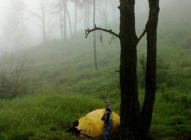 5 Tips Terjebak Hujan Badai di Gunung