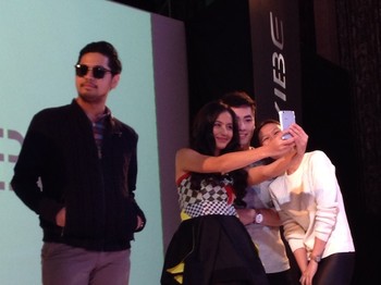     Ia dipilih karena cocok dengan profil smartphone yang menyasar pasar anak muda yang hobi berfoto diri alias selfie.