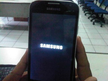     Saat pertama dinyalakan, Galaxy S4 ‘KW’ juga menampilkan boot animation berlogo Samsung. Layaknya Galaxy S4 asli.
