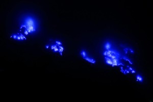 Ajaib! Ada Api Biru di Kawah Ijen