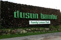 Dusun Bambu ini berada di Kampung Cijanggel Desa Kertawangi, Kecamatan Cisarua, Kabupaten Bandung Barat. Letaknya sekitar 10 kilometer dari terminal Ledeng di Jalan Setiabudi dan tak jauh dari tempat wisata alam Curug Cimahi (Tya/detiktravel)