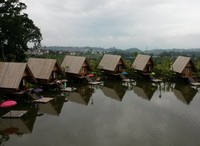 Asyiknya, turis bisa memilih daerah mana yang ingin ditelusuri. Sebut saja area Purbasari, saung di tepi danau buatan (Tya/detikTravel)