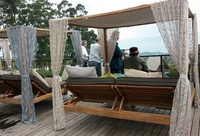 Di sini, Anda juga akan melihat banyak ornamen bambu yang dibuat menjadi tugu, atap, sekat, pajangan, lampu dan hiasan. Dusun Bambu buka setiap hari mulai pukul 10.00 WIB hingga pukul 22.00 WIB (Tya/detikTravel)