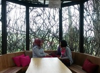 Pengunjung tampak menikmati suasana di Dusun Bambu. Setiap pengunjung mendapatkan welcome drink Lahang Jahe (Tya/detikTravel)