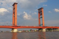 Jembatan Ampera adalah ikon dari Palembang. Jembatan berwarna merah ini membentang sepanjang 1.117 meter dan menghubungkan daerah Seberang Ulu dan Seberang Ilir yang dipisahkan Sungai Musi. Saat malam, jembatan ini makin terlihat cantik bermandikan cahaya lampu (Afif/detikTravel)