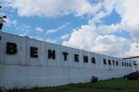 Tak jauh dari Jembatan Ampera, wisatawan bisa bersantai di Plaza Benteng Kuto Besak. Inilah tempat nongkrong favorit masyarakat Palembang. Anda bisa memandangi Jembatan Ampera, bersantai di pinggir Sungai Musi, atau berburu aneka camilan dari penjaja makanan di sana (Afif/detikTravel)