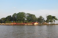 Pulau Kemaro adalah pulau yang ada di tengah Sungai Musi. Jaraknya sekitar 45 menit dengan naik perahu getetk dari Plaza Benteng Kuto Besak. Di sana Anda bisa datang ke Vihara Hok Tjing Rio untuk melihat pagoda yang menjulang tinggi atau menguak mitos pohon cinta (Afif/detikTravel)