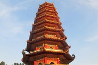 Inilah pagoda yang menjulang tinggi di tengah Pulau Kemaro. Pagoda ini punya 9 lantai dan terlihat sangat cantik. Tak sedikit, wisatawan yang narsis foto-foto di sini (Afif/detikTravel)