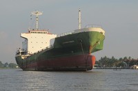 Yang unik di Sungai Musi, Anda bisa melihat banyak kapal besar yang sedang turun jangkar di sana. Sungai Musi yang dalam dan lebarnya yang mencapai ratusan meter ini rasanya seperti di laut saja (Afif/detikTravel)