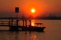 Saat senja, Sungai Musi punya pemandangan sunset yang menawan. Langitnya berwarna keemasan dan matahari yang cantik terlihat tenggelam (Afif/detikTravel)