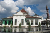 Masjid Agung Palembang berbeda dengan masjid lainnya di Indonesia. Masjid ini punya gaya bangunan Eropa dan China. Banyak kaca-kaca besar di sana dan atapnya mirip dengan bangunan klenteng (Afif/detikTravel)