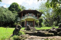 Mau bersantai di tempat yang sejuk di Palembang? Datanglah ke Bukit Siguntang. Di sinilah Anda bisa bersantai di bawah pepohonan rimbun sekaligus berziarah ke makam-makam Raja Sriwijaya, seperti makam Radja Segentar Alam (Afif/detikTravel)