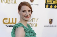 Jessica Chastain menebar senyuman saat tiba di lokasi acara. REUTERS/Kevork Djansezian.