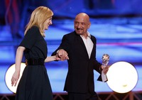 Sukses di anugerahi penghargaan Aktris Terbaik, aktor Ben Kingsley menuntun Cate Blanchett ke atas panggung. REUTERS/Kevork Djansezian.
