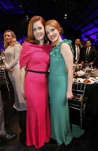 Aktris Jessica Chastain bergabung bersama Amy Adams untuk berfoto bersama. REUTERS/Kevork Dja.