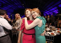 Di acara tersebut, Jessica Chastain juga sempat berfoto bersama aktris Amy Adams. REUTERS/Kevork Djansezian.